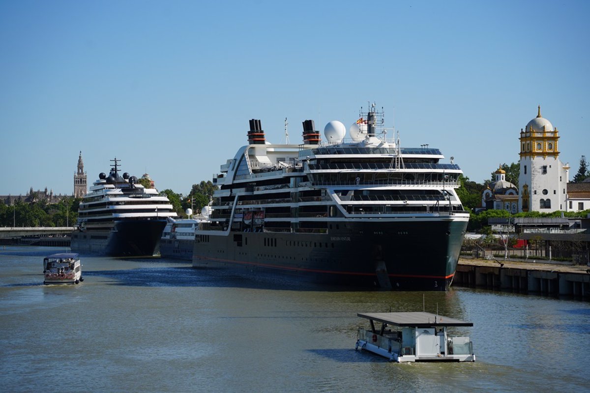 Puertos.- Turismo.- El crucero Ocean Victory realiza su primera escala en el Puerto de Sevilla