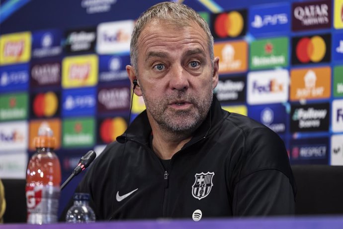 Hansi Flick (FC Barcelona) na coletiva de imprensa antes da partida da Liga dos Campeões da UEFA contra o FC Internazionale Milano na Ciudad Esportiva Joan Gamper.