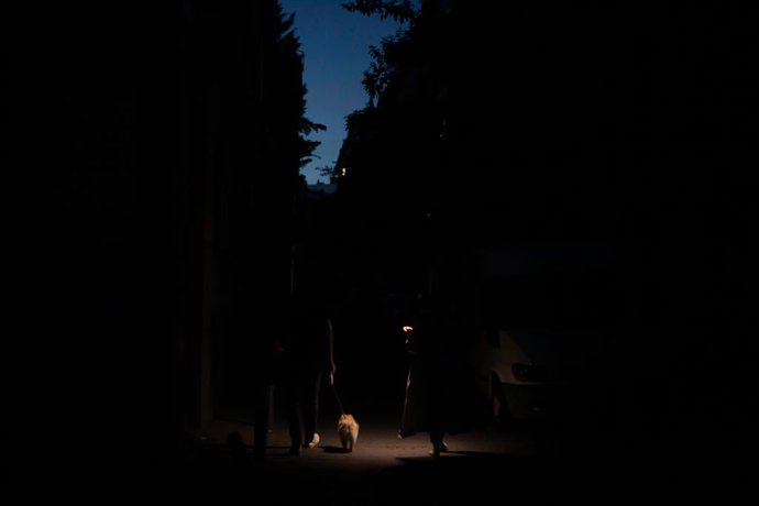 Um homem passeia com seu cachorro em Madri durante o grande apagão de 28 de abril de 2025 (arquivo).