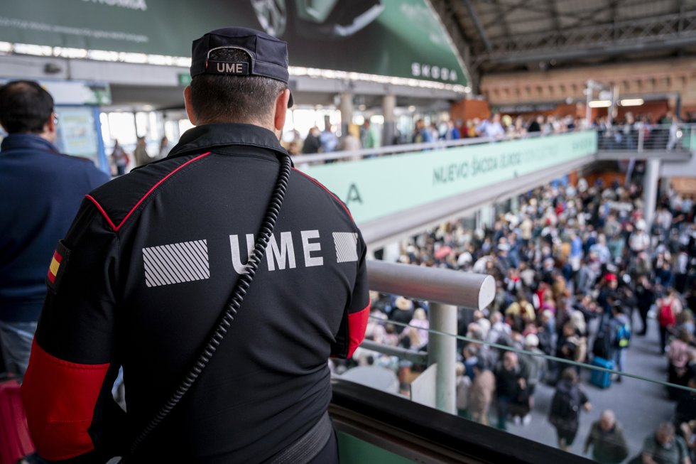 Un militar de la UME en la estación de Atocha-Almudena Grandes, a 29 de abril de 2025, en Madrid (España). España vuelve paulatinamente a la normalidad tras el apagón eléctrico que sufrió ayer a las 12.