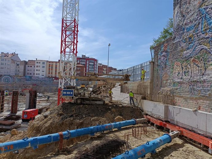 Pared del gimnasio del Ies Jovellanos (Gijón) anexa a las obras del antiguo solar de Peritos donde el Principado construye 250 pisos para jóvenes.