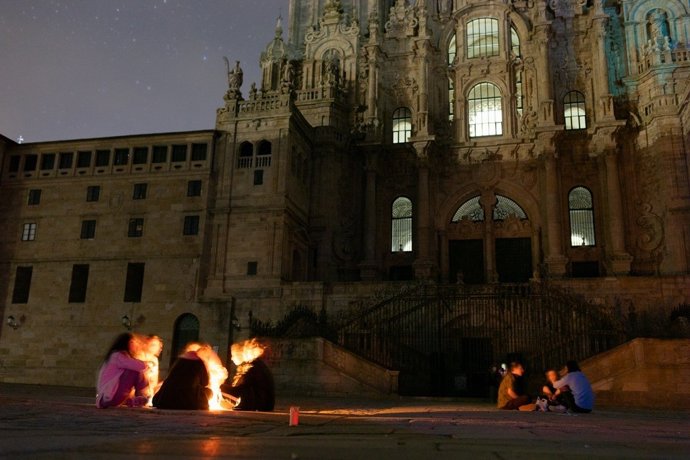 Xente á luz de velas na Praza do Obradoiro, durante a xornada de apagamento eléctrico o luns 28 de abril de 2025.