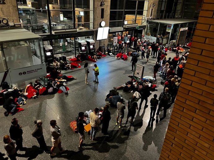 Cruz Roja atendió a los pasajeros que pernoctaron en la estación de ferrocarril de Córdoba.