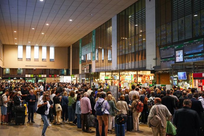 Numerosas personas esperan en la estación de trenes de Santa Justa el día después del apagón generalizado. A 29 de abril de 2025, en Sevilla (Andalucía, España). 