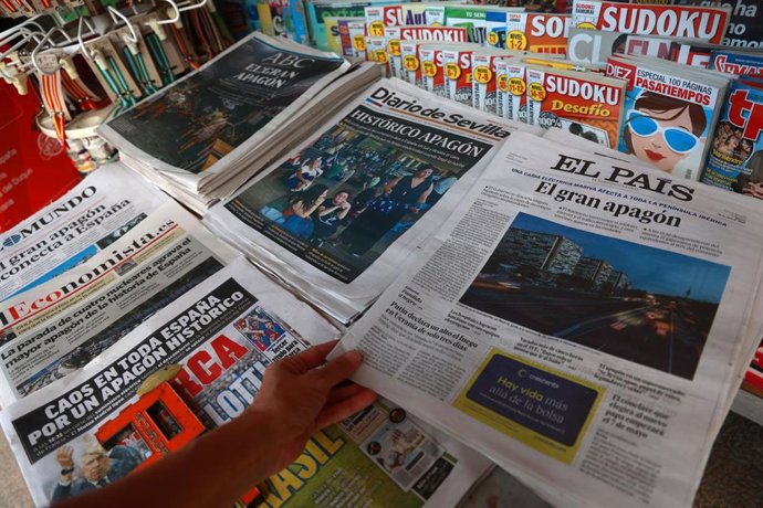 Los principales diarios nacionales llevan a sus portadas las consecuencias del histórico apagón.
