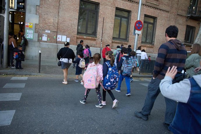 Varios niños van al colegio a pesar de haberse suspendido las clases en los centros educativos por el apagón