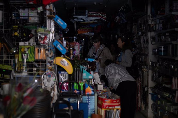 Un grupo de mujeres compran radios a pilas en un bazar