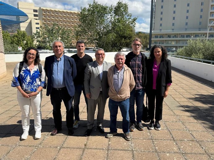 Alcaldes socialistas de Mallorca y la portavoz socialista en el Consell, Catalina Cladera.