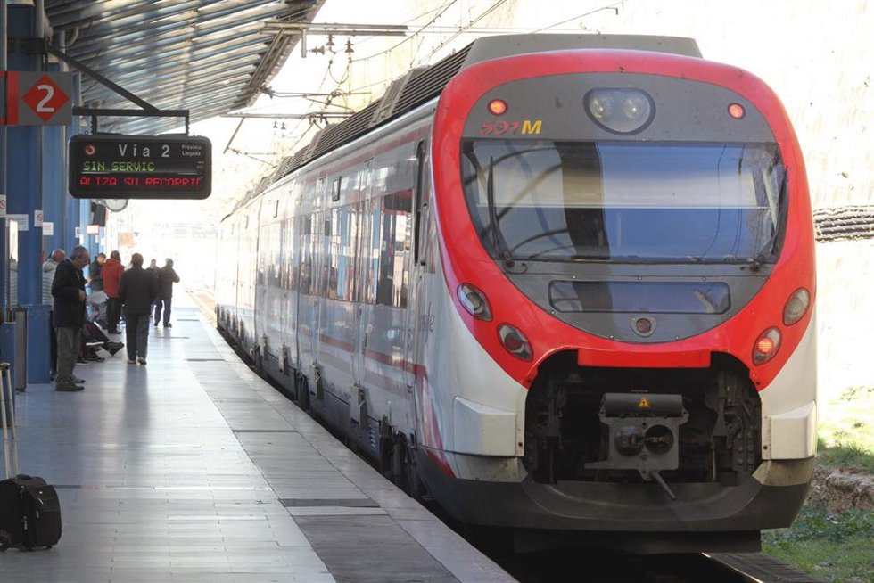 Archivo - Tren de cercanías.