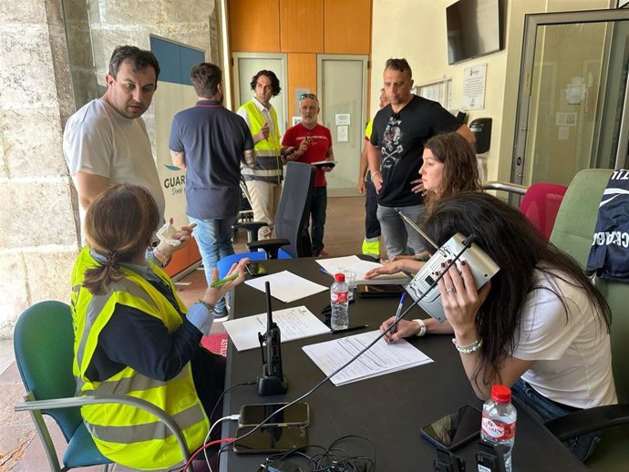 El alcalde de Astillero, Javier Fernández Soberón, colaborando con empleados municipales durante el apagón