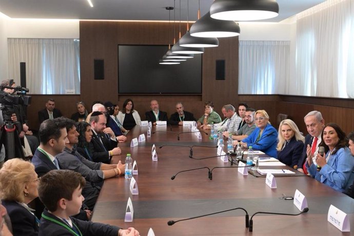 El primer ministro de Israel, Benjamin Netanyahu, preside un encuentro con los portadores de la antorcha por el Día de la Independencia
