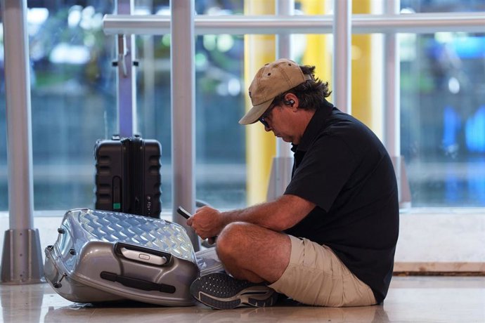 Un hombre sentado en la terminal T4 del aeropuerto Adolfo Suárez-Madrid Barajas tras pasar un día del apagón eléctrico, a 29 de abril de 2025, en Madrid (España).
