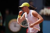 Swiatek sostiene su corona en Madrid y Sabalenka avanza en su encuentro