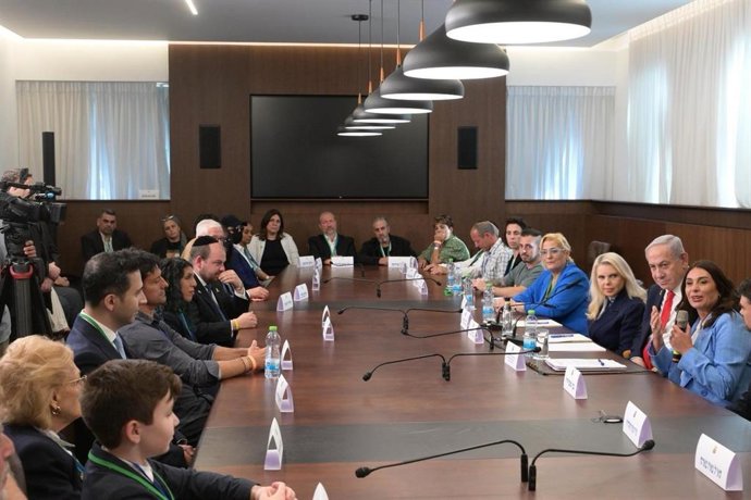 O primeiro-ministro de Israel, Benjamin Netanyahu, preside uma reunião com os portadores da tocha do Dia da Independência.
