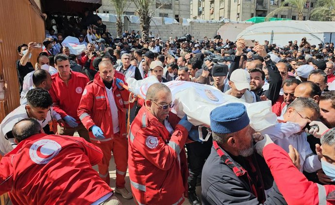 Funerales por los ocho trabajadores sanitarios de la Media Luna Roja que fallecieron tras un ataque israelí en Rafá y cuyos cadáveres han sido recuperados de un fosa común