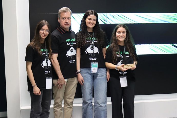 Equipe vencedora do HPE CDS Tech Challenge, PixelPixies, da Universidade de La Coruña.