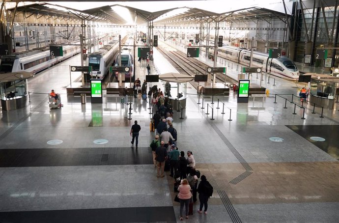 Vista general del interior de la estación de trenes de María Zambrano el día después del apagón generalizado