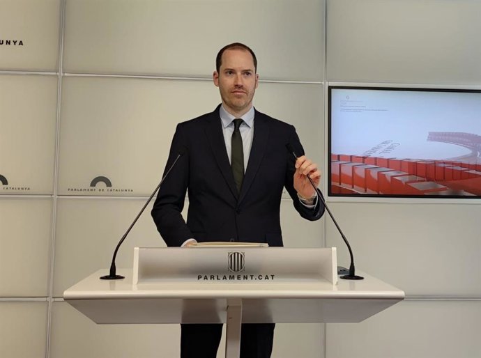 El portavoz del PP en el Parlament, Juan Fernández, en rueda de prensa.