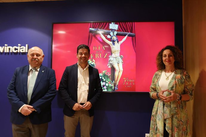 El vicepresidente de la Diputación y edil del Ayuntamiento de Coín, Cristóbal Ortega, junto con el hermano mayor de la Hermandad del Santísimo Cristo del Perdón y de la Veracruz, Antonio Espíldora y la concejala de Turismo, Raquel López.