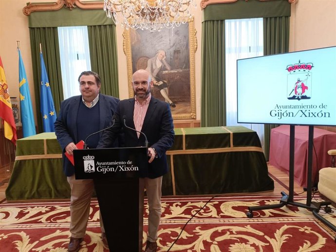 El concejal de Tráfico, Movilidad y Transporte Público del Ayuntamiento de Gijón, Pelayo Barcia (izda), junto al portavoz del Gobierno del Ayuntamiento de Gijón, Jesús Martínez Salvador.