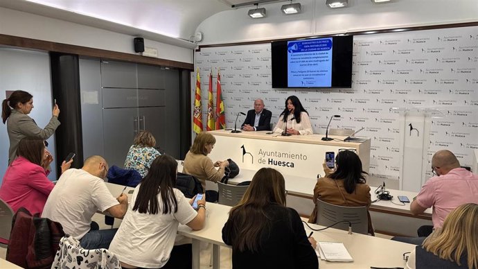 La alcaldesa de Huesca, Lorena Orduna, en rueda de prensa para informar de la situación tras el apagón