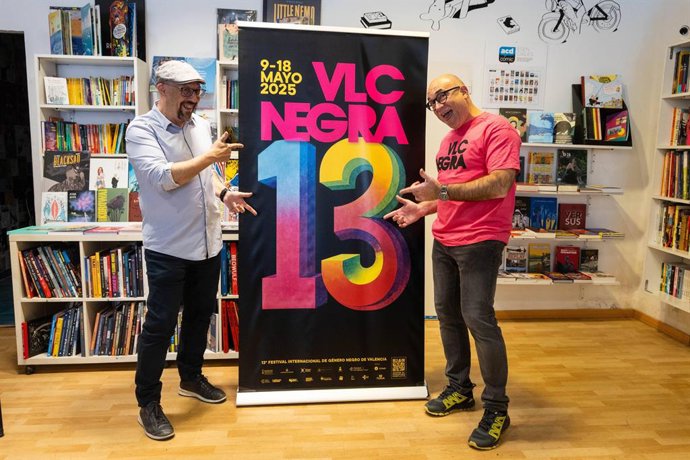Presentació del 13 Festival Internacional de Novel·la Negra de València amb el director del certamen, Jordi Llobregat (d), i el director de programació, Santiago Álvarez (e).