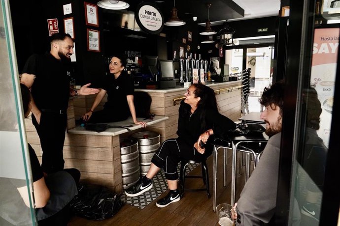 Trabajadores de un bar a oscuras durante el apagón eléctrico generalizado