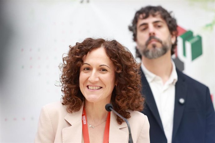 La secretaria general de CCOO de Andalucía, Nuria López, atiende a los medios al inicio del acto de apertura del XIV Congreso de CCOO Andalucía. A 28 de abril de 2025, en Sevilla (Andalucía, España). 