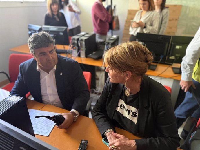 La alcaldesa de Huelva, Pilar Miranda, y el delegado de la Junta en Huelva, José Manel Correa, en el centro coordinador.