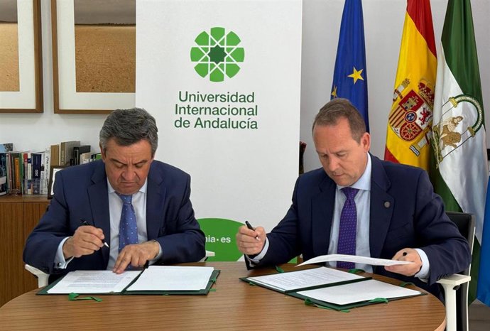 El rector de la Universidad Internacional de Andalucía (UNIA), José Ignacio García, y el director del Instituto Andaluz de Administración Pública (IAAP), José Loaiza.