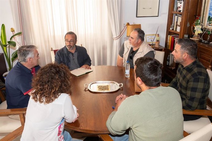 Morales se reúne con miembros de Adisgata y la Asociación de Productores de Manzanilla Cacereña