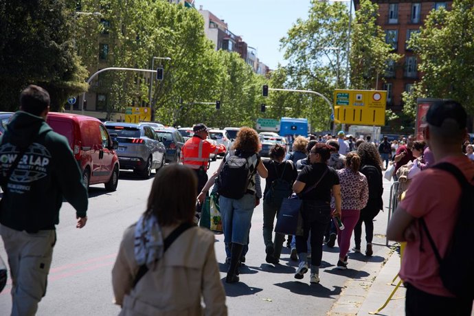 Pessoas durante o apagão em Atocha. Apagão de eletricidade em Madri, Em MADRI, em 28 de abril de 2025.