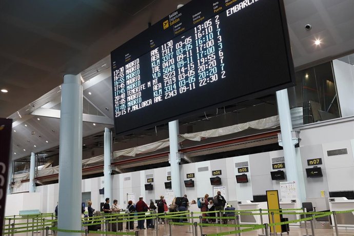 Estación de Vigo Urzáiz durante el apagón, a 28 de abril de 2025, en Vigo, Pontevedra, Galicia (España). Un apagón eléctrico ha asolado España, Portugal y parte de Francia a las 12.30h. de la mañana. Sin saber aún las causas concretas del apagón, poco a p