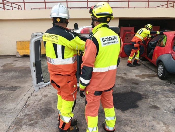 Bombers de València rescaten a un centenar de persones atrapades en ascensors en l'apagada