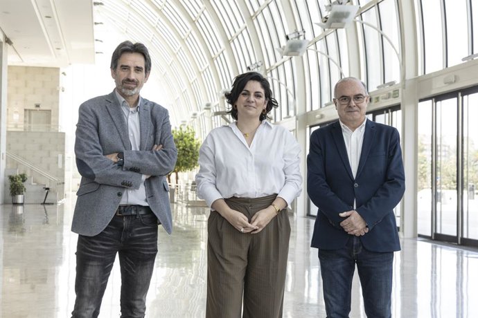 El concejal de Acción Cultural en València y presidente del Palau de la Música de la ciudad, José Luis Moreno (i), y el director del auditorio, Vicente Llimerá (d), junto a su  nueva subdirectora de Cinematografía y Audiovisual, Sara Mansanet (c).