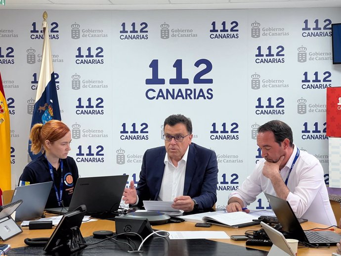 La Jefa del Servicio de priotección Civil y Emergencias de Canarias, Montse Román, el consejero de Emergencias del Gobierno de Canarias, Manuel Miranda, y el viceconsejero, Marcos Lorenzo, en una reunión de seguimiento del Plateca