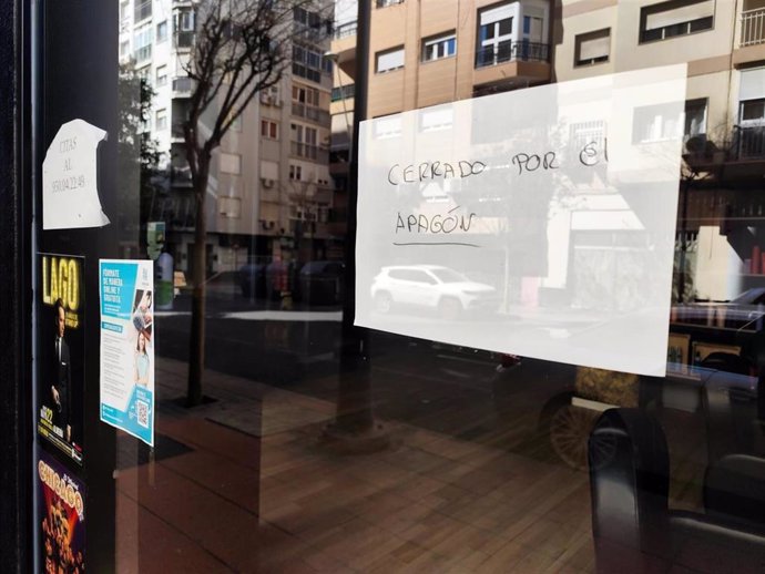 Un establecimiento cerrado por el apagón de suministro eléctrico.