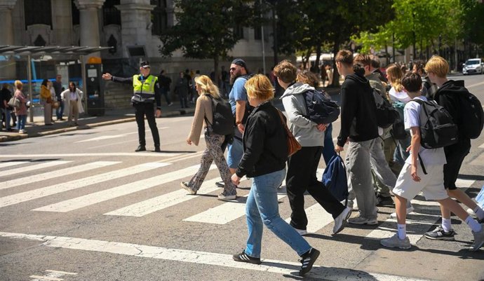 Gente en Santander durante el apagón.- Archivo
