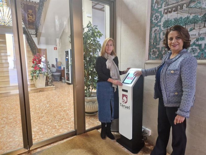 Archivo - La alcaldesa de Teruel, Emma Buj, acompañada de la concejal de Transparencia e Informática, Carmen Romero,