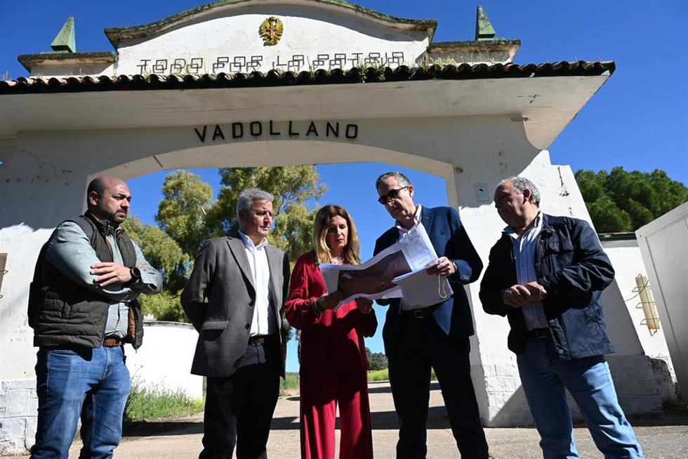 Visita de la alcaldesa, Auxi del Olmo, con personal técnico al polvorín de Vadollano