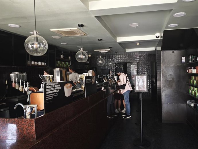 Una cafetería de Lisboa sin suministro eléctrico tras el apagón