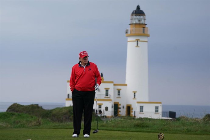 Archivo - Donald Trump jugando al golf en su campo de Turnberry, en Escocia