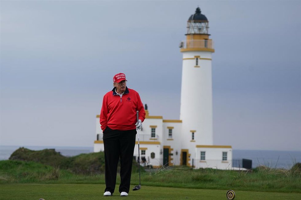 Archivo - Donald Trump jugando al golf en su campo de Turnberry, en Escocia