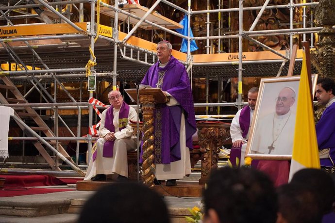 El obispo de Salamanca y Ciudad Rodrigo y Gran Canciller de la Universidad Pontificia de Salamanca,, José Luis Retana Gozalo, ha oficiado este martes una misa funeral por el eterno descanso del papa Francisco en la Iglesia de La Clerecía.