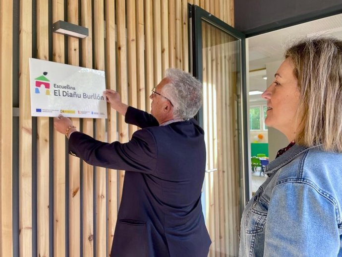 La consejera de Educación, Lydia Espina, y el alcalde de Riosa, Roberto Álvarez, instalan la placa con el nombre de la escuelina.