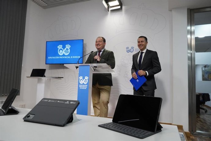 El presidente de la Diputación de Huelva, David Toscano, y el diputado de Nuevas Tecnologías, Felipe Arias, en la presentación del nuevo equipamiento tecnológico de los Servicios Sociales.