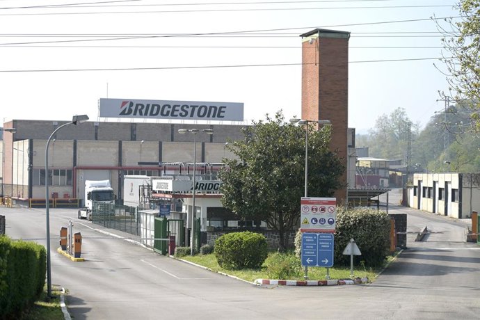 Exterior de la fábrica, durante la manifestación de la plantilla de Bridgestone en la jornada de huelga por el ERE, a 8 de abril de 2025, en Reocín, Cantabria (España). El primero de los tres días de huelga general convocados contra el despido colectivo d