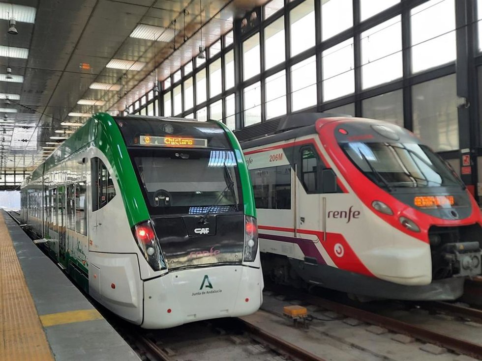 Archivo - El Trambahía y un tren de Cercanías en la estación de Cádiz en una imagen de archivo.
