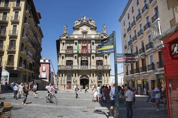 Archivo - Imagen de la fachada del Ayuntamiento de Pamplona