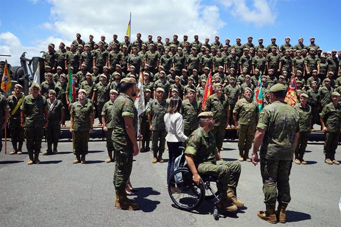 Archivo - La ministra de Defensa, Margarita Robles, conversa con militares durante su visita a la Brigada 'Canarias' XVI, ubicada en la base militar 'General Alemán Ramírez', a 22 de junio de 2023, en Las Palmas de Gran Canaria, Gran Canaria, Canarias (Es